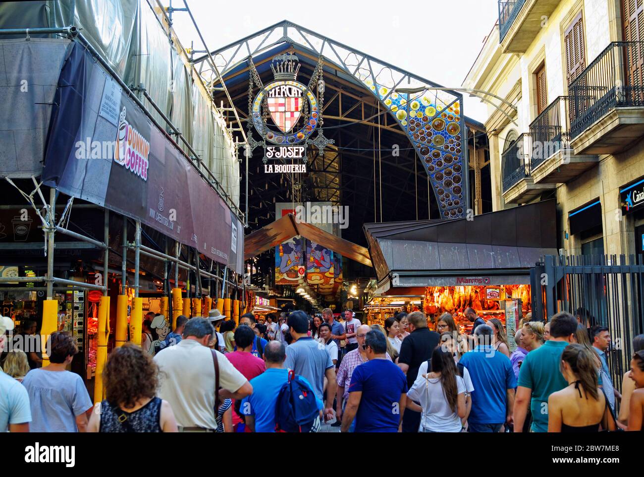 BARCELONA, SPANIEN - 29. JUNI 2017: Menschen-Shop in Barcelona Markt Mercat de Sant Josep de la Boqueria, ein großer öffentlicher Markt und ein touristisches Wahrzeichen Stockfoto