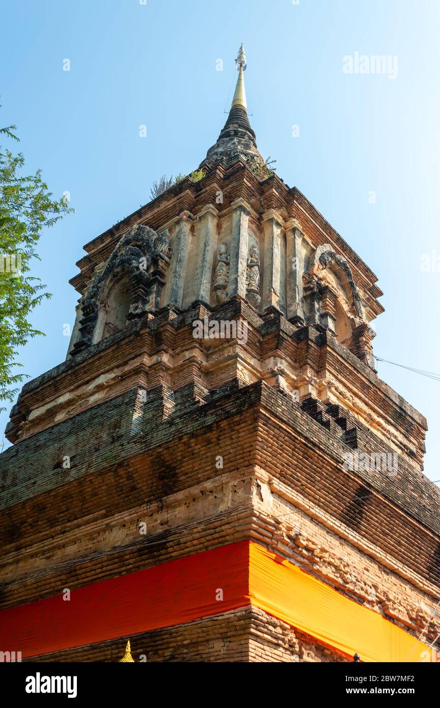 Der große Chedi Wat Lok Moli Wann der Tempel gebaut wurde, ist nicht bekannt, aber er wird erstmals in einer Urkunde im Jahre 1367 u.Z. erwähnt. Der sechste König der Mangra Stockfoto