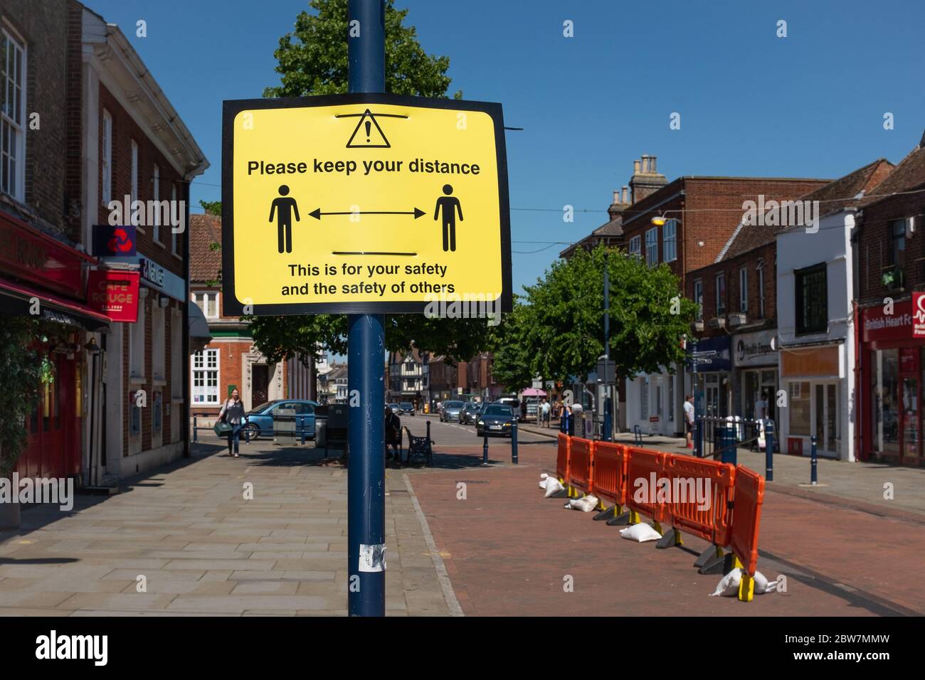 Schild auf Englisch High Street, Town Centre, Hitchin, Hertfordshire, UK Beratung soziale Entfernung bei 2 Metern während COVID-19 Coronavirus Pandemie. 2020 Stockfoto