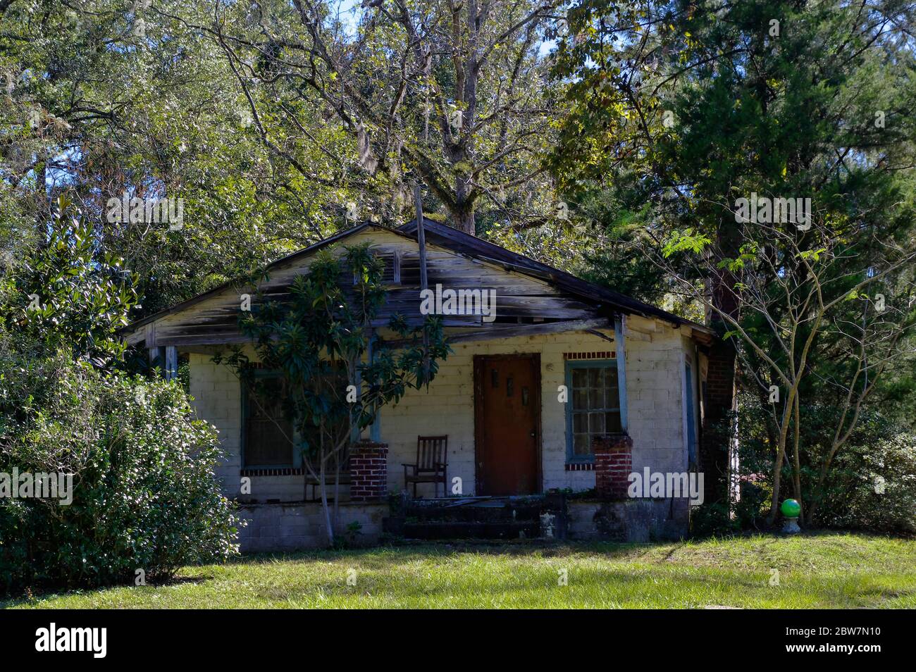 Tallahassee, USA - 24. Oktober 2017: Typischer traditioneller kleiner Holzbungalow am 24. Oktober in Tallahassee, Florida USA. Stockfoto