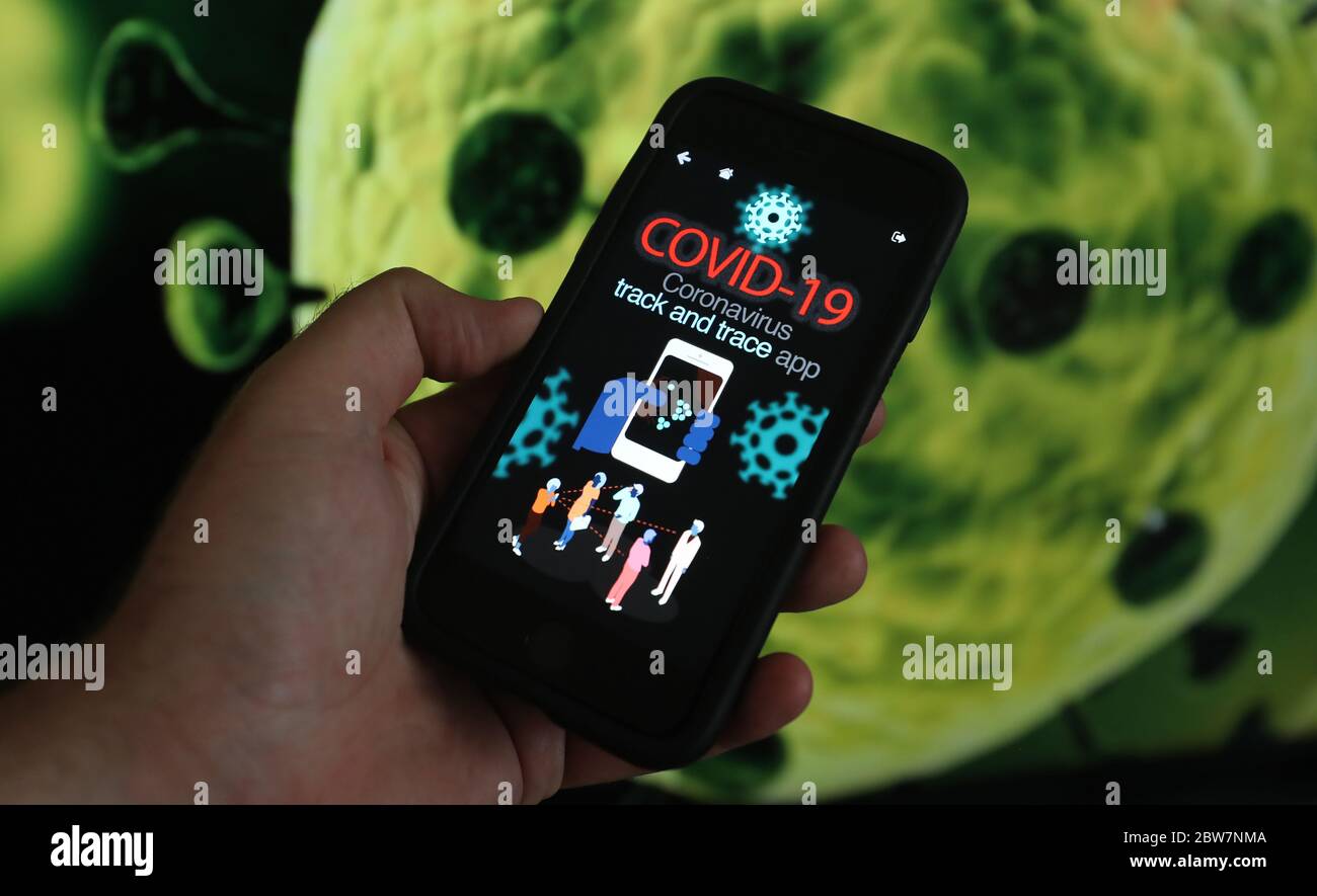 Eine Abbildung auf einem Mobiltelefon, die zeigt, wie eine Coronavirus-App zur Vertragsverfolgung für den irischen Gesundheitsdienst möglicherweise aussehen könnte. Stockfoto