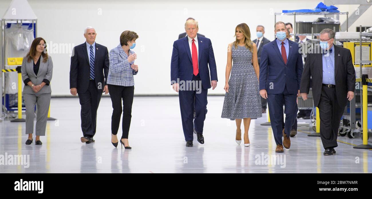 US-Präsident Donald Trump besucht das Neil Armstrong Operations and Checkout Building 27. Mai 2020 in Cape Canaveral, Florida. Von links nach rechts stehen: Karen Pence, Vice President Mike Pence, Kennedy Space Center Director Bob Cabana, Karen Pence und Vice President Mike Pence, , Lockheed Martin CEO Marillyn Hewson, Präsident Donald Trump, First Lady Melania Trump, NASA Administrator Jim Bridenstine und Orion Program Manager bei Lockheed Martin Space Mike Hawes. Stockfoto