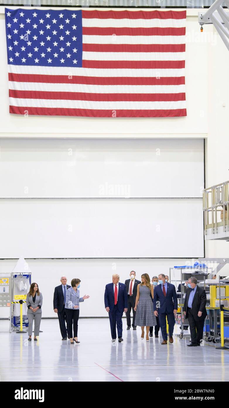 US-Präsident Donald Trump besucht das Neil Armstrong Operations and Checkout Building 27. Mai 2020 in Cape Canaveral, Florida. Von links nach rechts stehen: Karen Pence, Vice President Mike Pence, Kennedy Space Center Director Bob Cabana, Karen Pence und Vice President Mike Pence, , Lockheed Martin CEO Marillyn Hewson, Präsident Donald Trump, First Lady Melania Trump, NASA Administrator Jim Bridenstine und Orion Program Manager bei Lockheed Martin Space Mike Hawes. Stockfoto