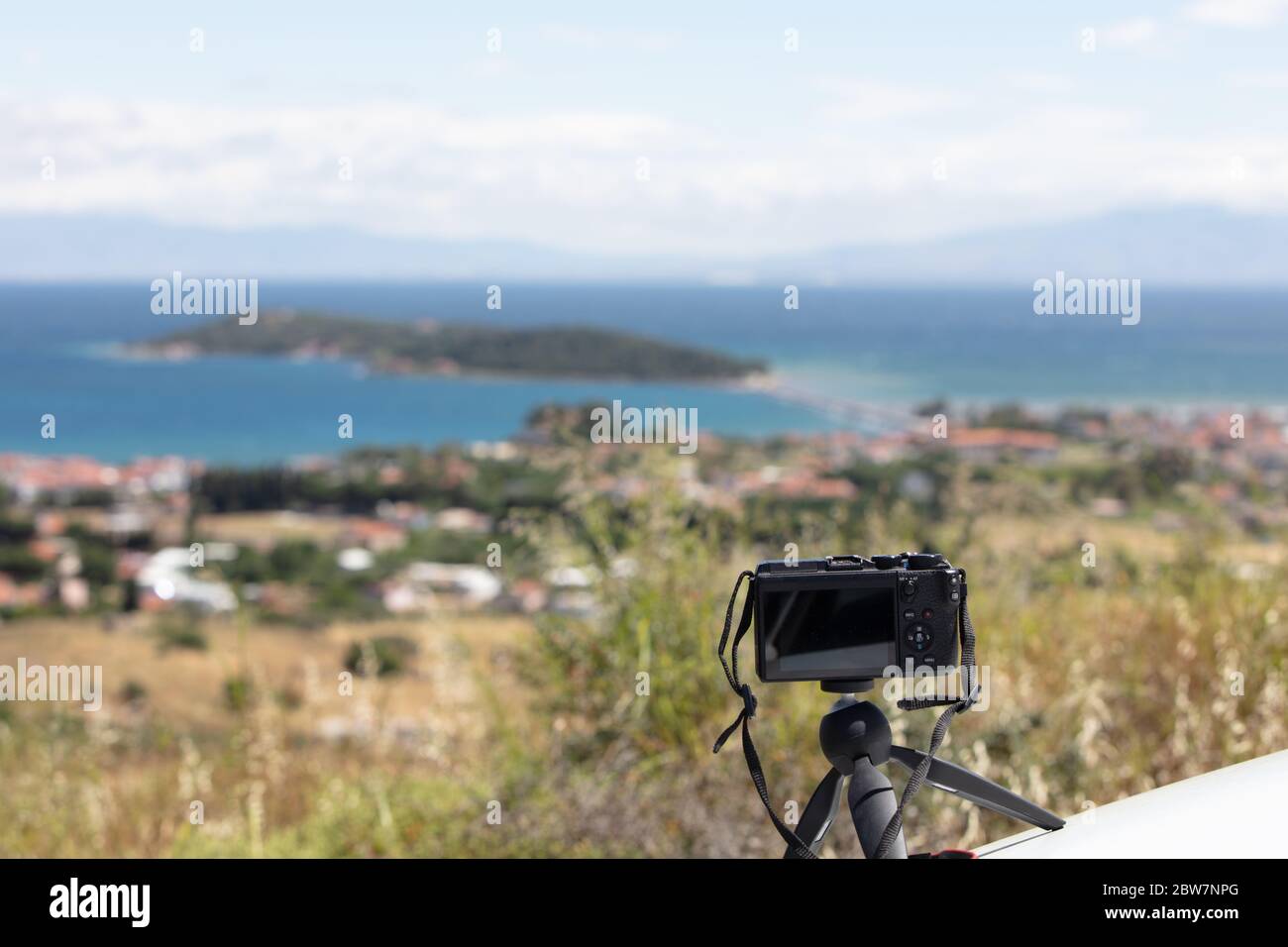 Digitalkamera auf Stativ Aufnahme eines Panoramalandschaften Stockfoto