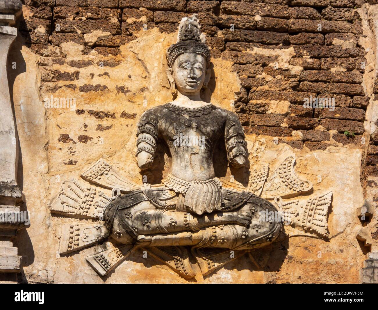 Alte Stuckmuster, Wat Chet Yot Tempel, B.E. 1998 König Bhumibol Adulyadej der 9. König der Mangrai Dynastie erbaut aus Laterit mit st Stockfoto