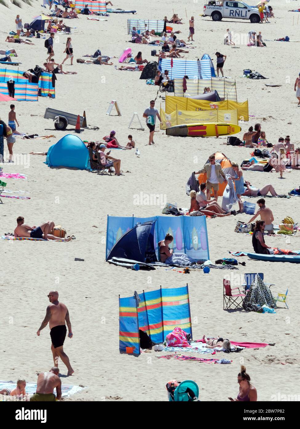 Newquay, Cornwall, 30. Mai 2020. RNLI Rettungsschwimmer nehmen den Dienst am Fistral Beach wieder auf. Abdeckung wird nur an ausgewählten Stränden in Cornwall und Devon zur Verfügung gestellt. Rettungsschwimmer werden mit PSA-Kit ausgestellt. Öffentliche Toiletten wieder geöffnet. Große Menschenmassen ziehen das Meer an, wenn das Wetter am Fistral Beach gut ist. Quelle: Robert Taylor/Alamy Live News Stockfoto