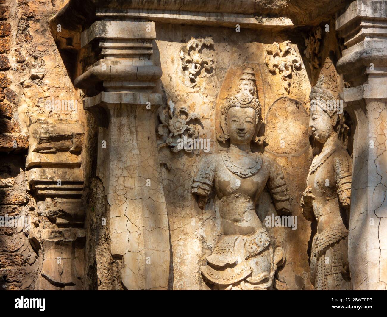 Alte Stuckmuster, Wat Chet Yot Tempel, B.E. 1998 König Bhumibol Adulyadej der 9. König der Mangrai Dynastie erbaut aus Laterit mit st Stockfoto