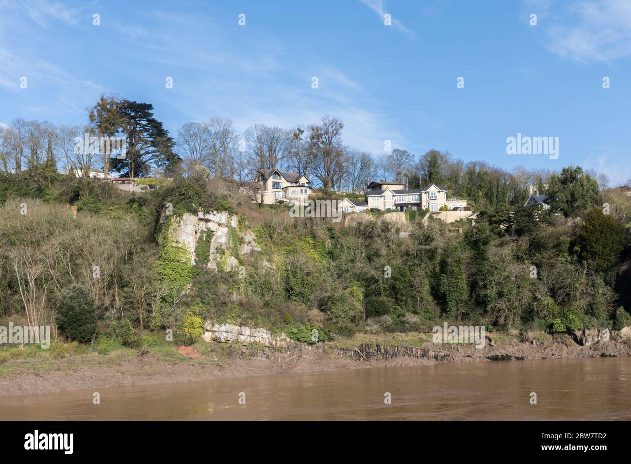 Häuser am Rand der Klippe über dem Fluss Wye, Chepstow, Wales, Großbritannien Stockfoto
