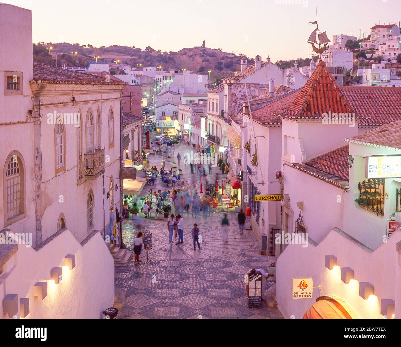 Fußgängerzone Rua 5 de Outubro in der Abenddämmerung, Altstadt, Albufeira, Algarve-Region, Portugal Stockfoto