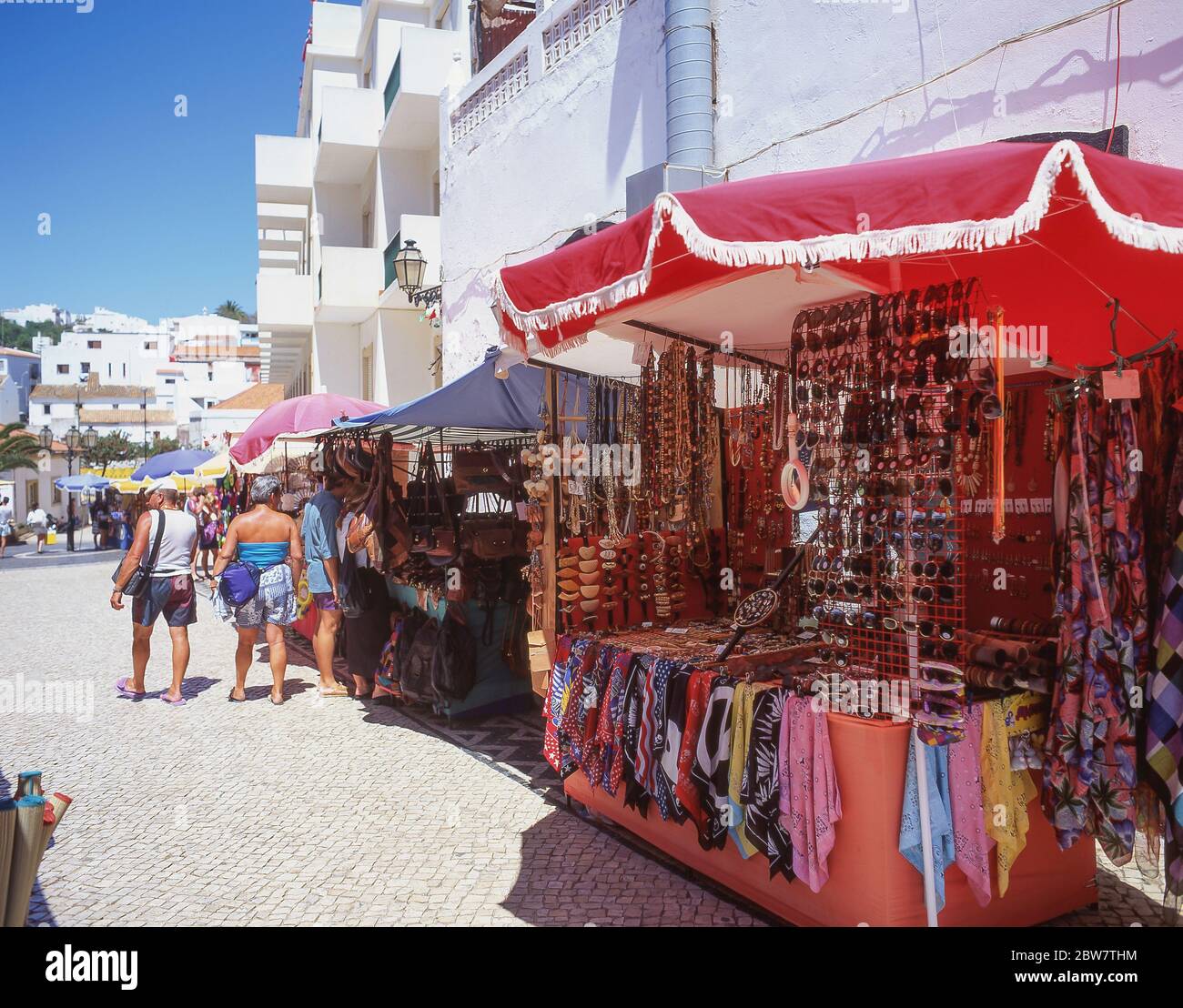 Straßenkunst- und Handwerksstände, Altstadt, Albufeira, Algarve-Region, Portugal Stockfoto