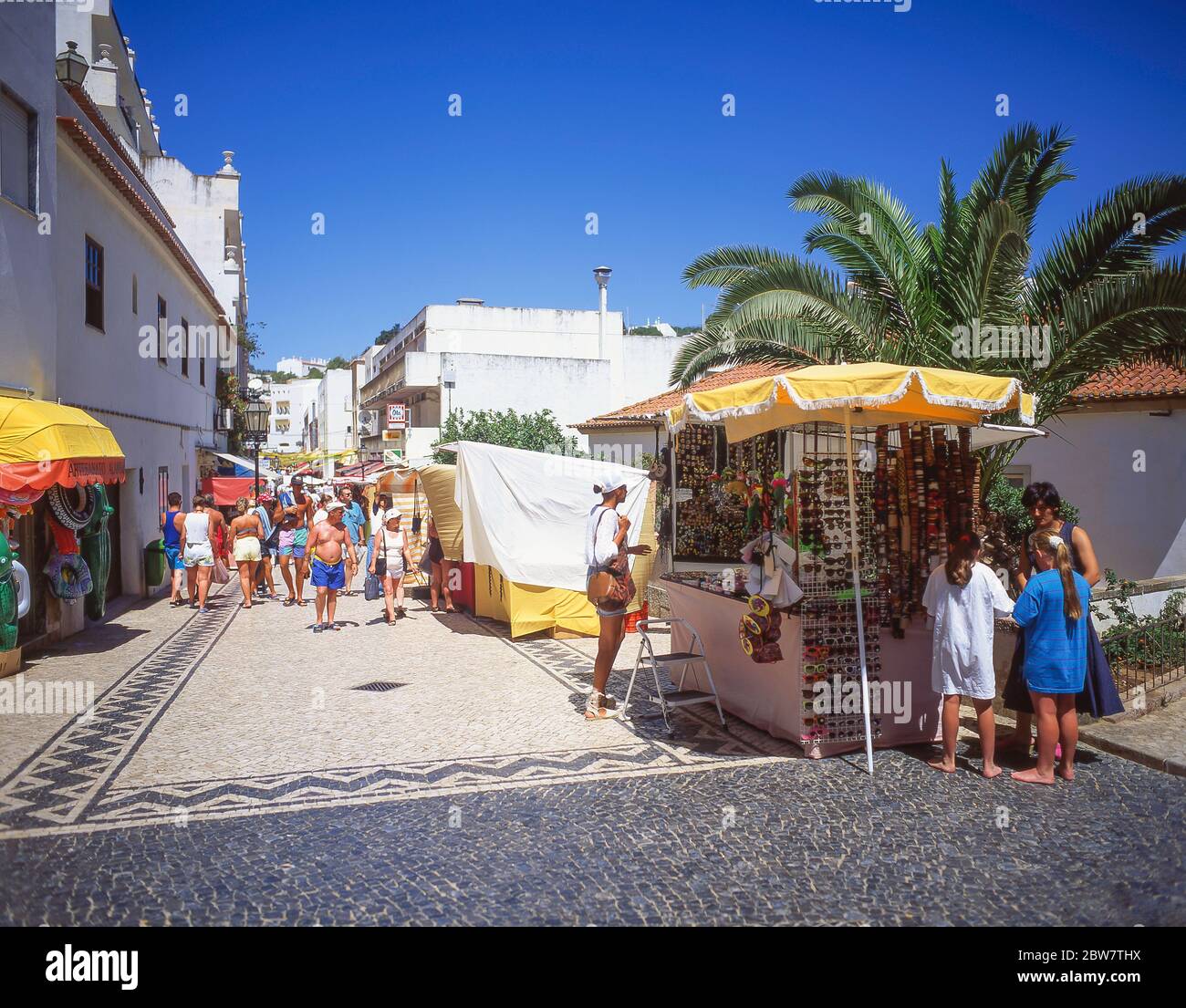 Straßenkunst- und Handwerksstände, Altstadt, Albufeira, Algarve-Region, Portugal Stockfoto