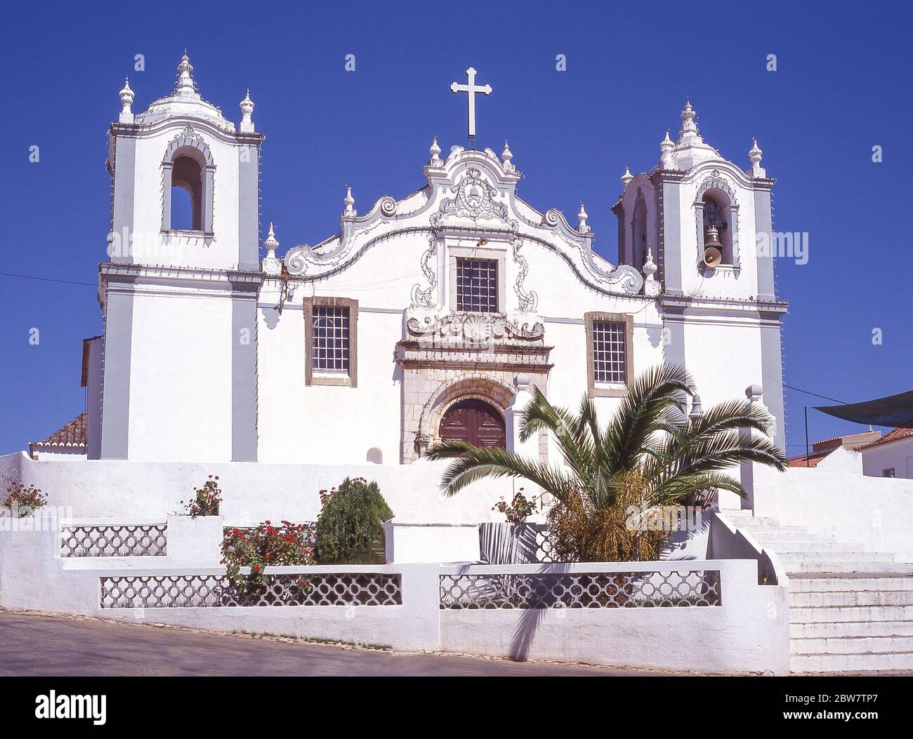 Die Kirche des heiligen Jakobus des Großen (Igreja Matriz), Estombar, Gemeinde Lagoa, Bezirk Faro, Algarve, Portugal Stockfoto