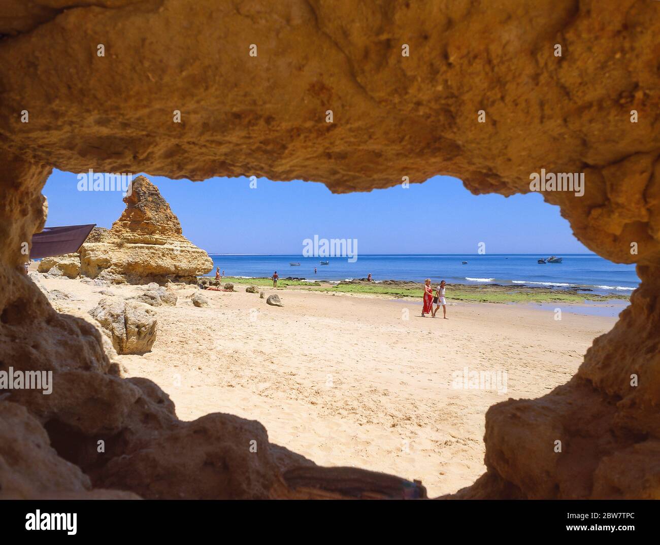 Blick auf den Strand von der Höhle, Praia Dona Ana, Lagos, Lagos Gemeinde, Faro Bezirk, Algarve Region, Portugal Stockfoto