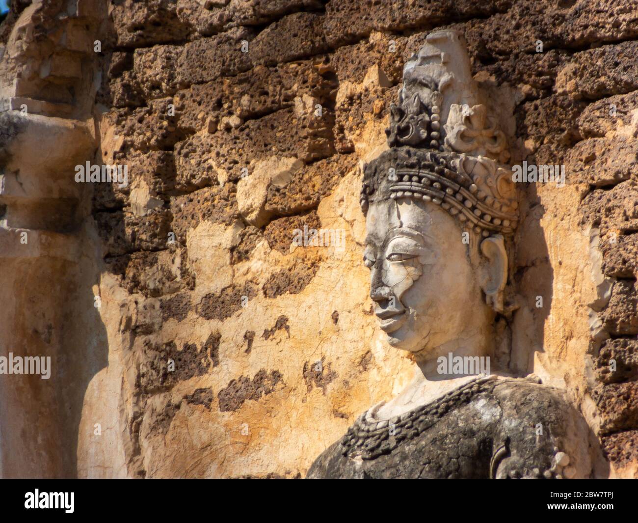 Alte Stuckmuster, Wat Chet Yot Tempel, B.E. 1998 König Bhumibol Adulyadej der 9. König der Mangrai Dynastie erbaut aus Laterit mit st Stockfoto