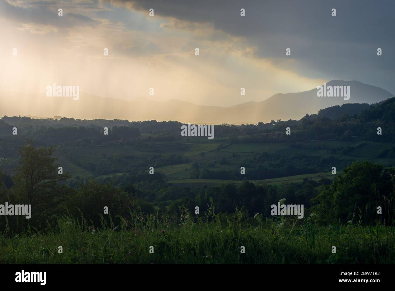 Regnerische Landschaft über den Bergen in Dragacevo Serbien Stockfoto