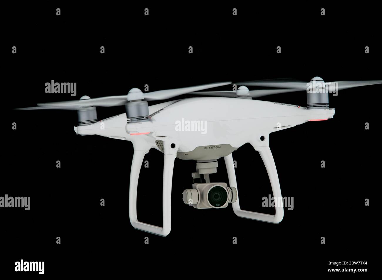 Drohne DJI Phantom 4 mit integrierter, Gimbal-gelagerter Kamera fliegt nachts in der Luft - Flugdrohne Stockfoto