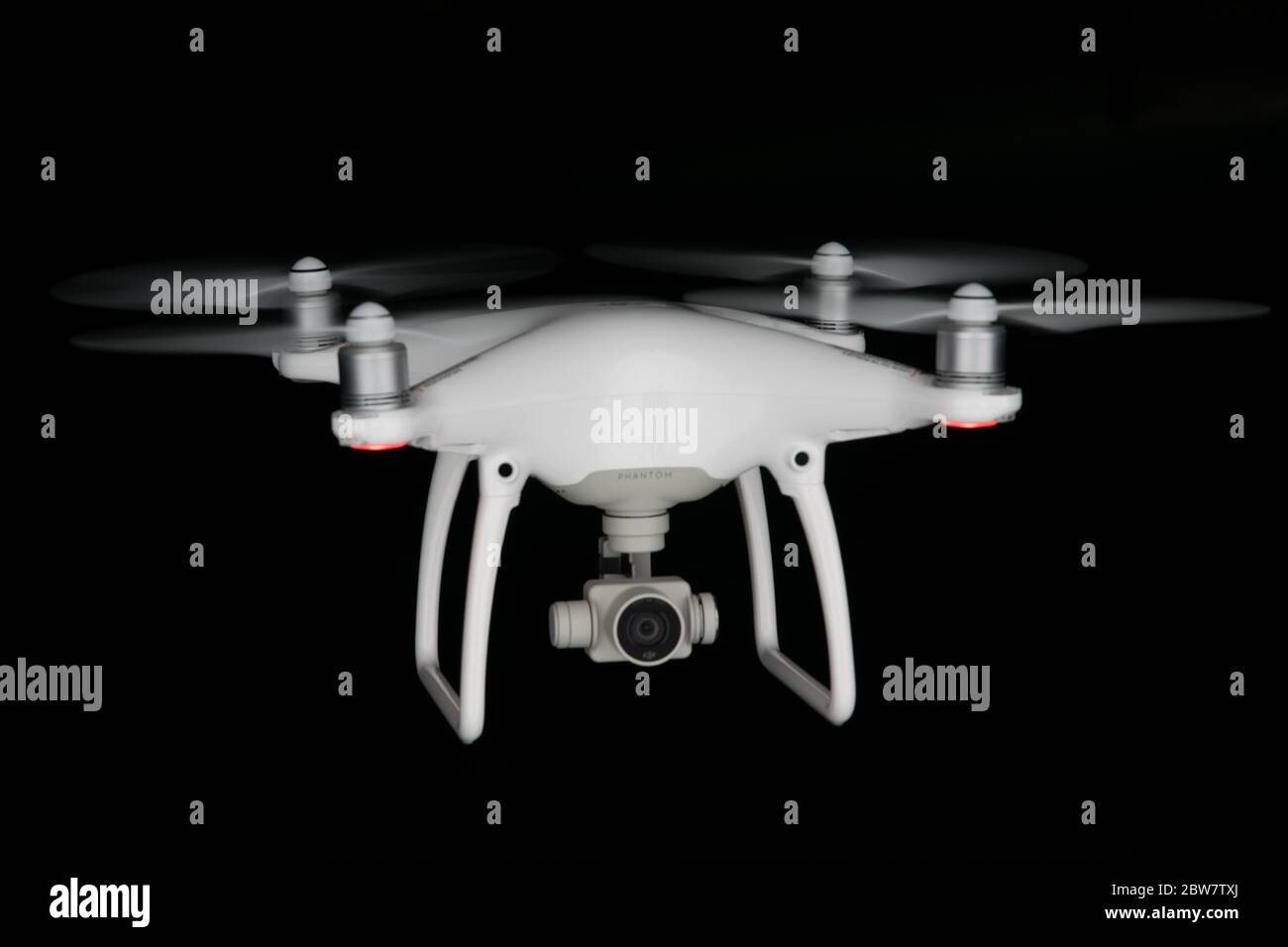 Drohne DJI Phantom 4 mit integrierter, Gimbal-gelagerter Kamera fliegt nachts in der Luft - Flugdrohne Stockfoto