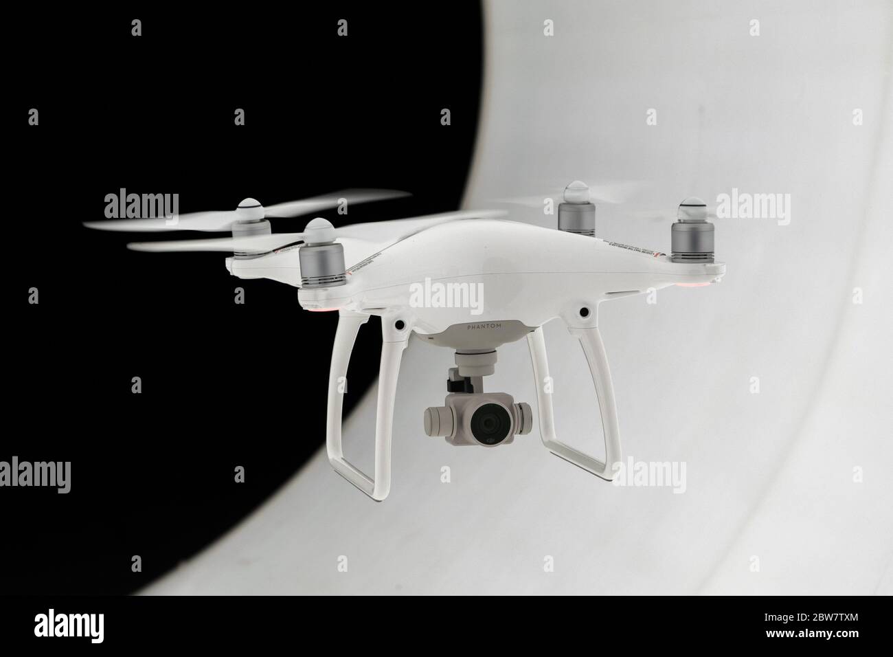 Drohne DJI Phantom 4 mit integrierter, Gimbal-gelagerter Kamera fliegt nachts in der Luft - Flugdrohne Stockfoto