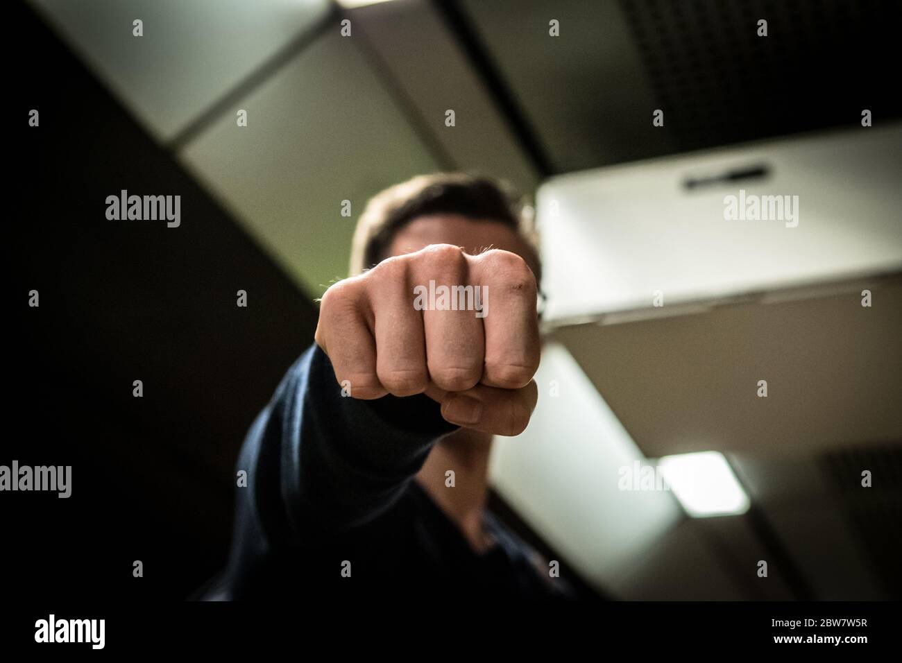 Gewalt Symbolbild an der Bahnhaltestelle Schlossplatz in Stuttgart Stockfoto