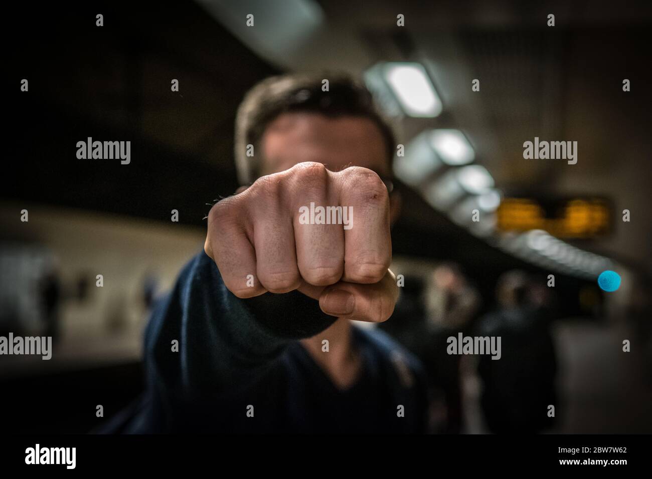 Gewalt Symbolbild an der Bahnhaltestelle Schlossplatz in Stuttgart Stockfoto