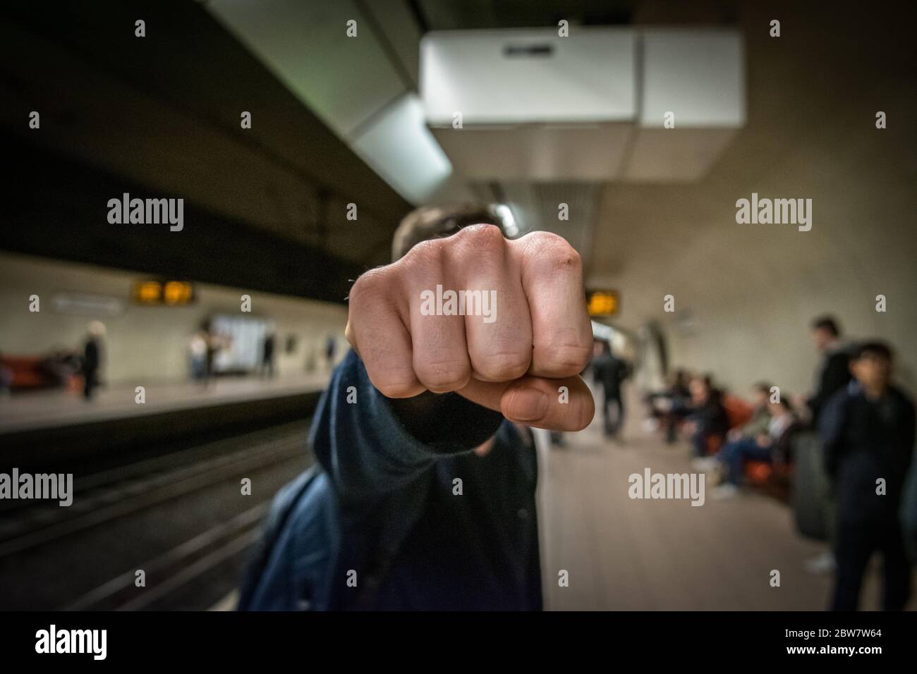 Gewalt Symbolbild an der Bahnhaltestelle Schlossplatz in Stuttgart Stockfoto