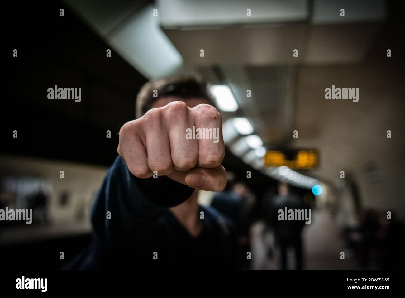 Gewalt Symbolbild an der Bahnhaltestelle Schlossplatz in Stuttgart Stockfoto