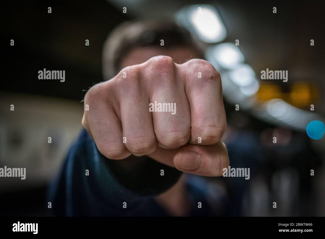 Gewalt Symbolbild an der Bahnhaltestelle Schlossplatz in Stuttgart Stockfoto
