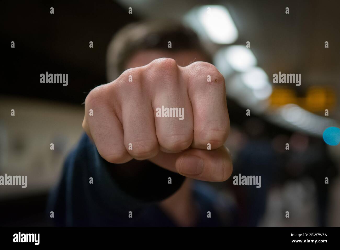 Gewalt Symbolbild an der Bahnhaltestelle Schlossplatz in Stuttgart Stockfoto