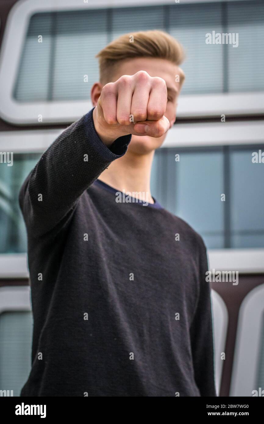 Jugendlicher schlägt mit Faust zu - Gewaltdarstellung Stockfoto