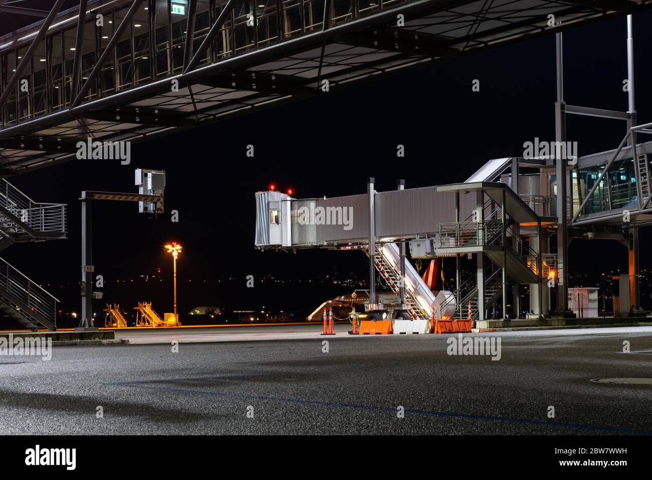 Fluggastbrücke in der Nacht am Flughafen Stuttgart Stockfoto