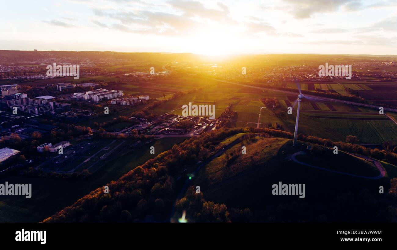 Luftbild Windrad auf dem Grünen Heiner zwischen Stuttgart-Weilimdorf und Korntal-Münchingen Windrad Weilimdorf bei Sonnenuntergang Stockfoto