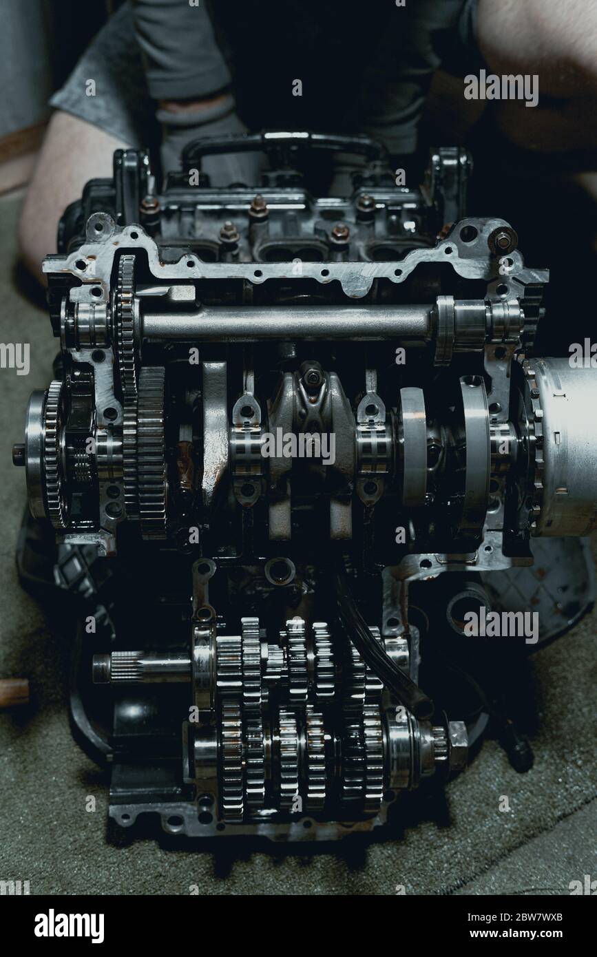 Zerlegter Schnellmotorradmotor mit sichtbarem Getriebe und Sperrventil. Sechzehn Ventile und vier Zylinder. Stockfoto