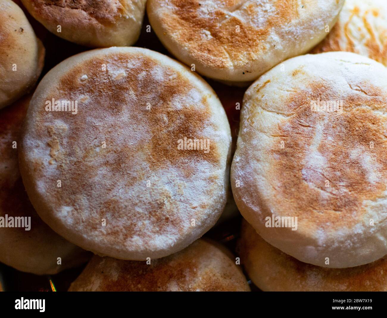 Ein Stapel frischer, verpflaffter englischer Muffins Stockfoto