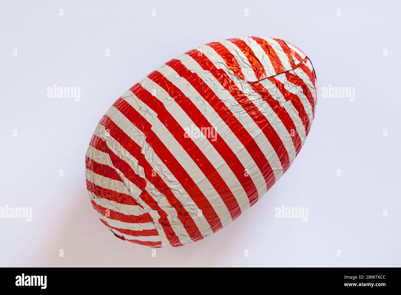 M&S Where's Wally Milchschokolade Osterei auf weißem Hintergrund isoliert - rot-weiß gestreifte Folie eingewickelt Stockfoto
