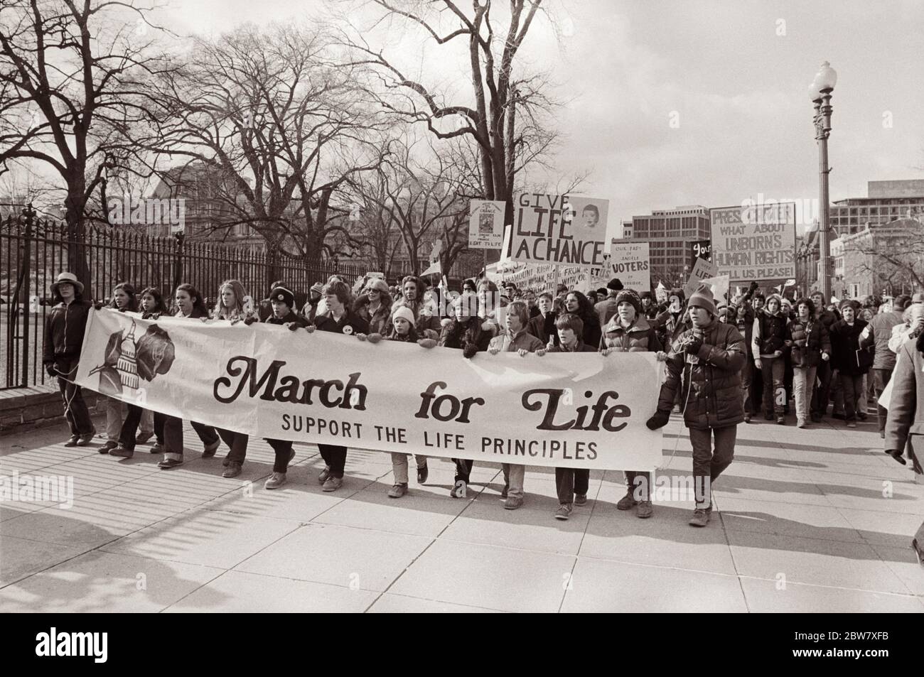 Unterstützer von Pro-Life am 22. Januar 1979 im Weißen Haus, die friedlich für das Leben der ungeborenen Menschen und gegen die staatlich sanktionierte Tötung der Ungeborenen durch Abtreibung demonstrieren. (USA) Stockfoto