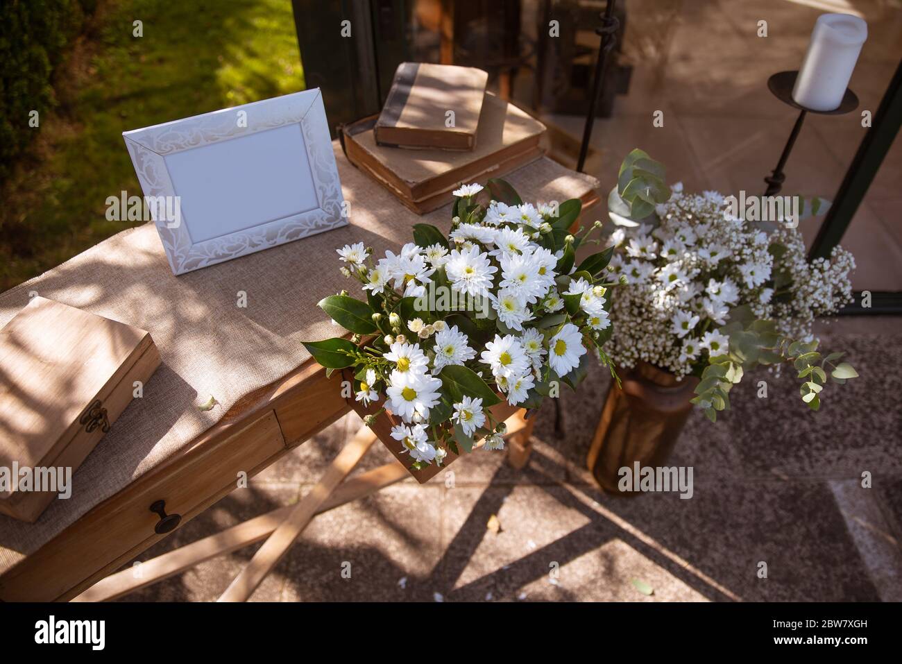 Bilderrahmen umgeben von Objekten bei einer Hochzeit Stockfoto