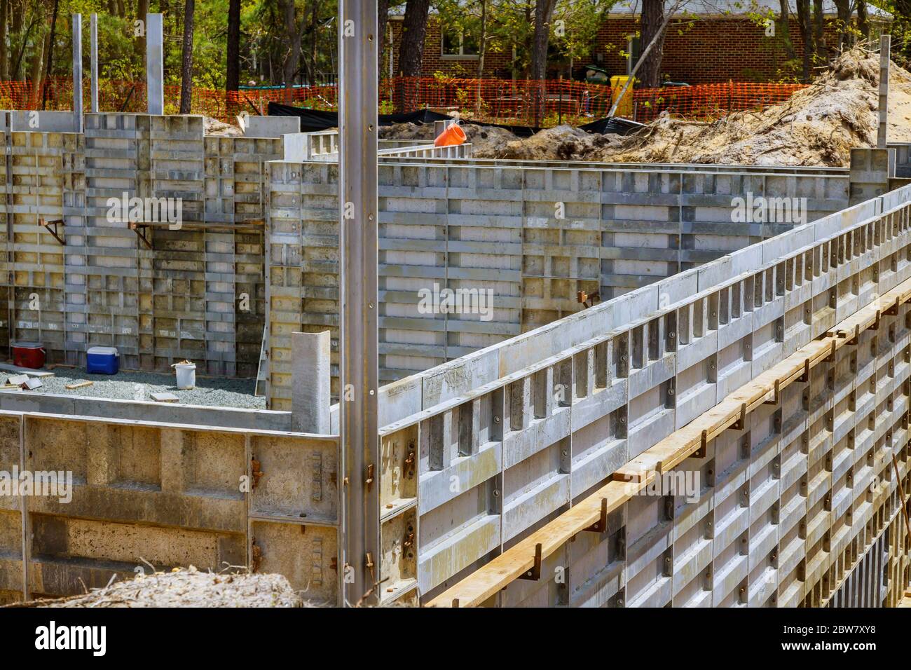 Bau des Fundaments Erdbau Schalung für Betonstützen, Balken, Wände mit Fundament des Hauses Stockfoto