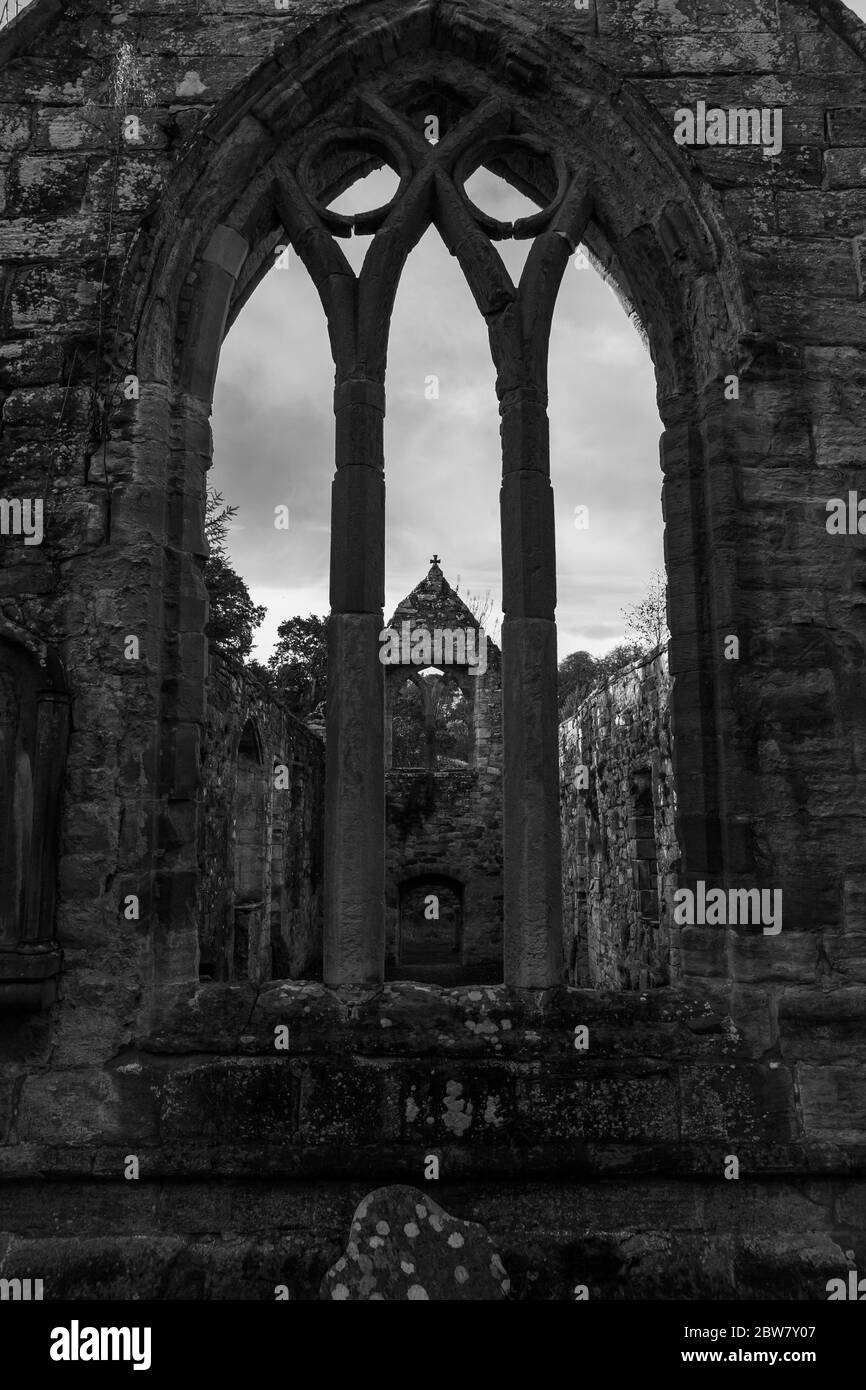 Die Ruinen des alten Tempels Kirk, Tempel, Midlothian, Schottland. Schwarz-weiße Version Stockfoto