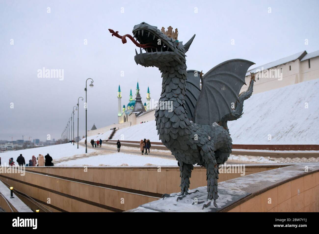 KAZAN, RUSSLAND - 3. JANUAR 2020: dragon Zilant ist das Symbol von Kazan in der Nähe der Kul Sharif Moschee und des Kasan Kreml an einem Winterabend Stockfoto