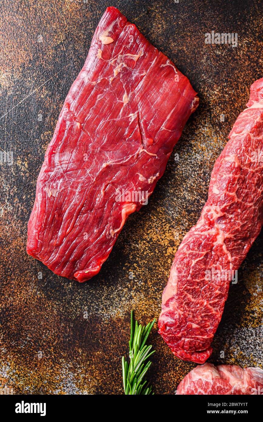 Nahaufnahme Rock Steak, Flankensteak, Schnitt in der Nähe von denver alternative Rindfleisch Steak ein rustikales Metall Hintergrund Draufsicht Layflat. Stockfoto