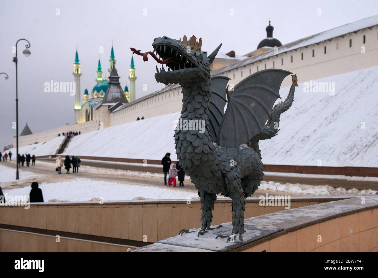 KAZAN, RUSSLAND - 3. JANUAR 2020: dragon Zilant ist das Symbol von Kazan in der Nähe der Kul Sharif Moschee und des Kasan Kreml an einem Winterabend Stockfoto