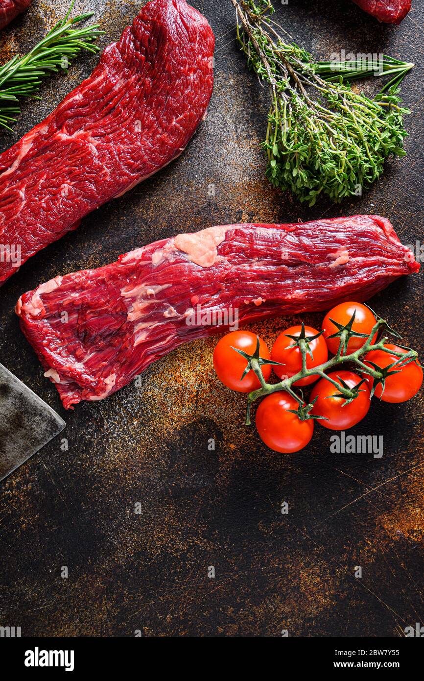 Nahaufnahme Machete Steak, Flankensteak, Schnitt in der Nähe von denver alternative Rindfleisch Steak ein rustikales Metall Hintergrund Draufsicht Layflat. Stockfoto