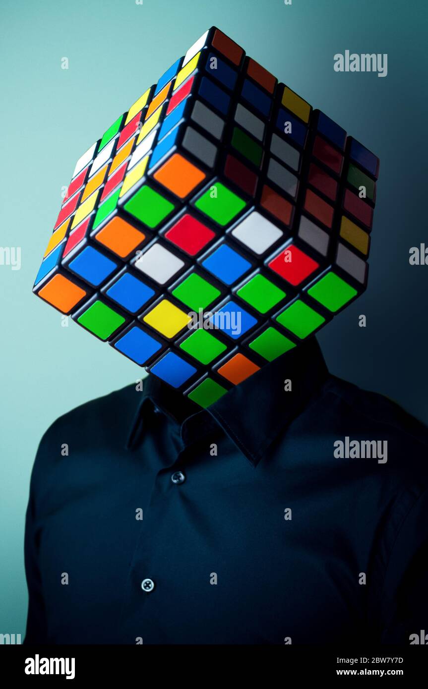 Mann mit einem Rubik Würfel-Puzzle für Kopf Stockfoto