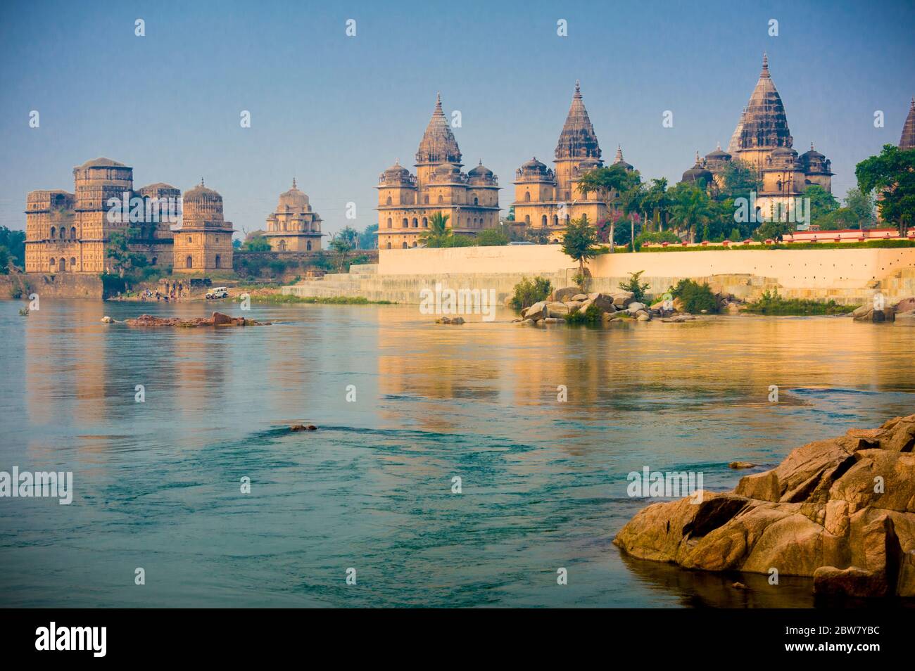 Ansicht von Royal cenotaphs (Chhatris) von Orchha über Betwa Fluß. Orchha, Madhya Pradesh, Indien, Asien. Stockfoto