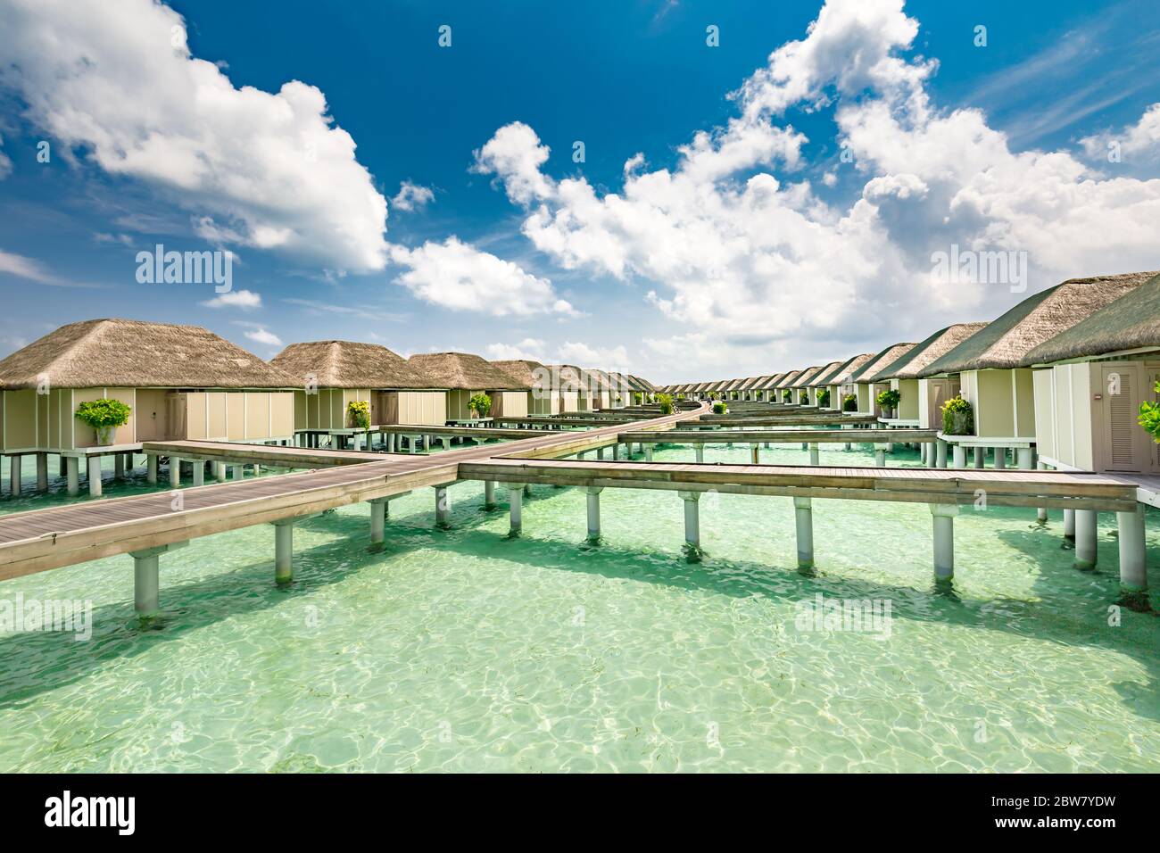 Landschaft der Malediven Strand. Tropisches Panorama, Luxus-Wasservilla-Resort mit Holzsteg oder Steg. Tropisches Paradies: Blick auf die über Wasser Bungalows Stockfoto