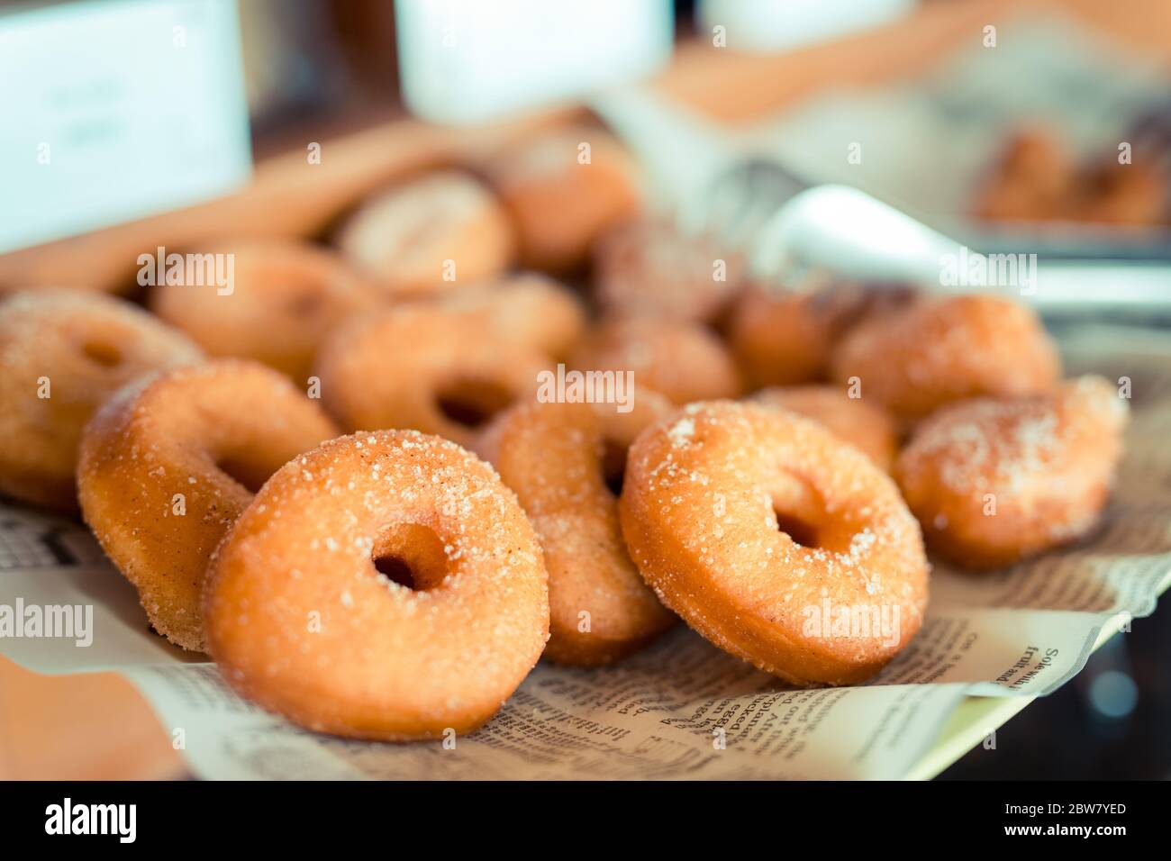 Süße Stücke von Zucker Donuts mit Zimtzucker. Süße Stücke von Zucker Donuts mit Zimtzucker Stockfoto