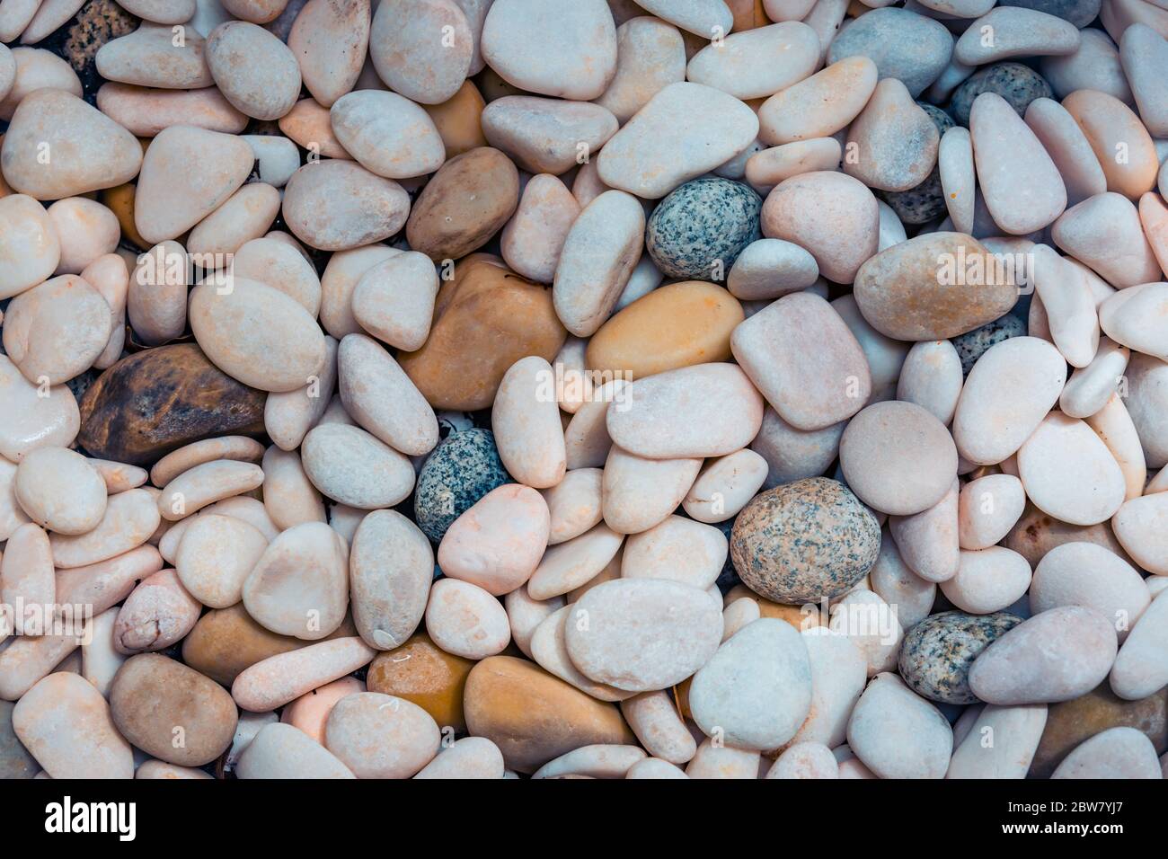 Abstrakte glatte runde Kieselsteine Meer Textur Hintergrund. Abstrakte Natur Kieselsteine Hintergrund. Blaue Kieselsteine Textur Stockfoto