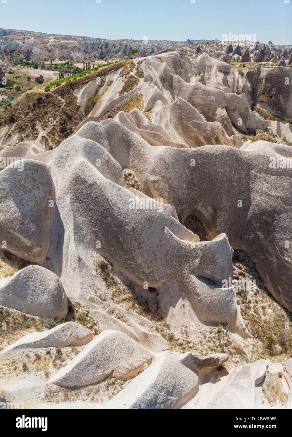 Luftaufnahme des Goreme National Park, Tarihi Milli Parki, Türkei. Die typischen Felsformationen von Kappadokien mit Feenschornsteinen und Wüstenlandschaft Stockfoto