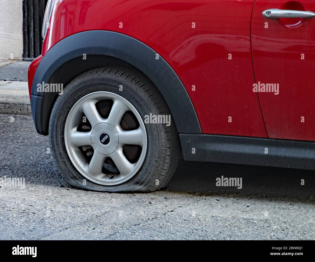VALLETTA, MALTA - 26. NOVEMBER 2019: Ein roter Mini parkt auf der Straße mit einem Reifenschaden im Hinterreifen Stockfoto