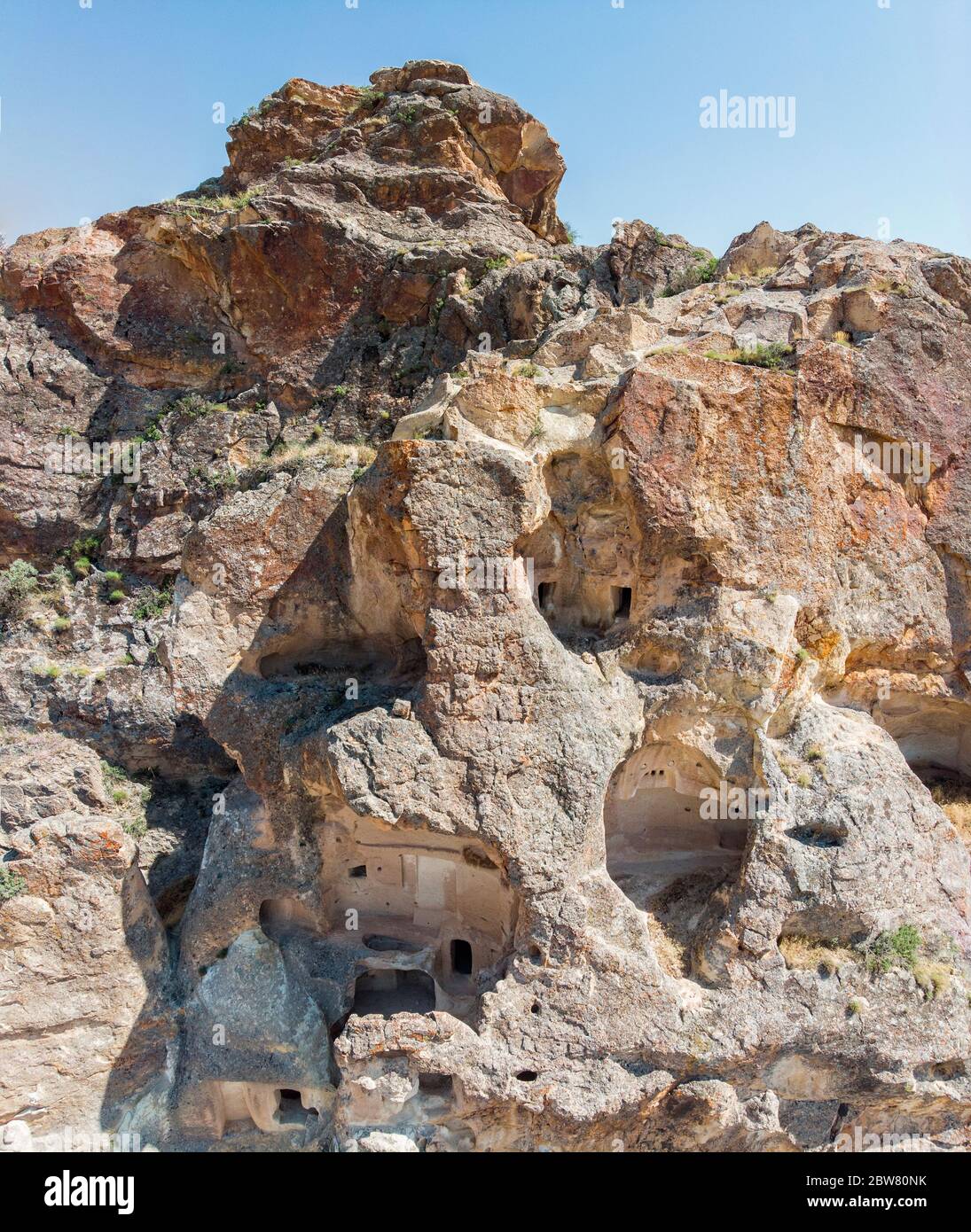 Luftaufnahme des Goreme National Park, Tarihi Milli Parki, Türkei. Die typischen Felsformationen von Kappadokien mit Feenschornsteinen und Wüstenlandschaft Stockfoto